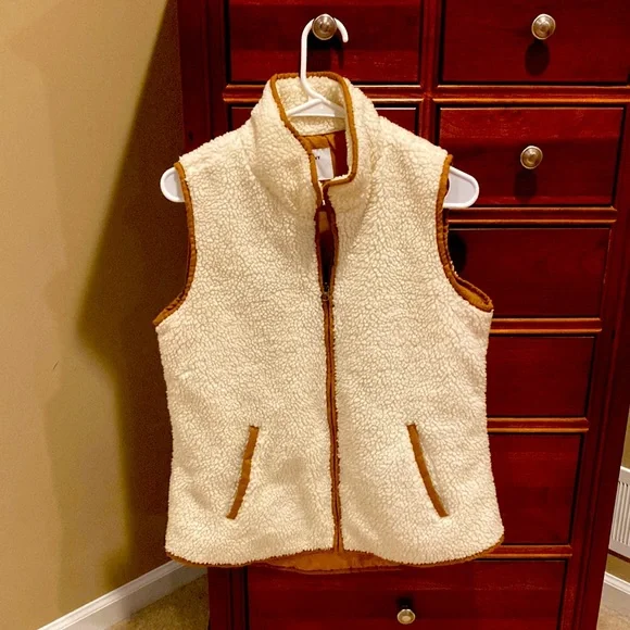 Old Navy women’s vest, size medium, ivory fur with brown detail,keeps u warm! - Picture 1 of 9